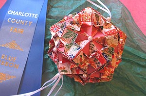 [Center Gathering Kusudama with Blue Ribbon]