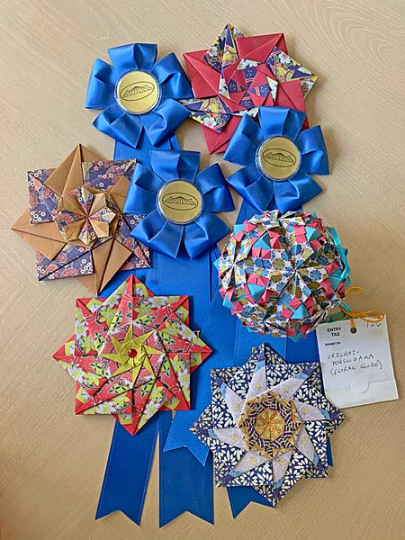 [Star Arisa Variations and Petals Kusudama with Blue Ribbons]