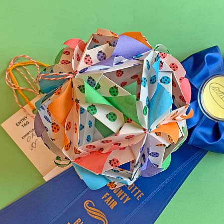[Whirlpool Kusudama with Blue Ribbon]