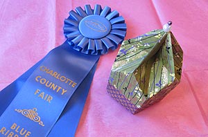 [Non-Mod Pentagonal Box with Blue Ribbon]